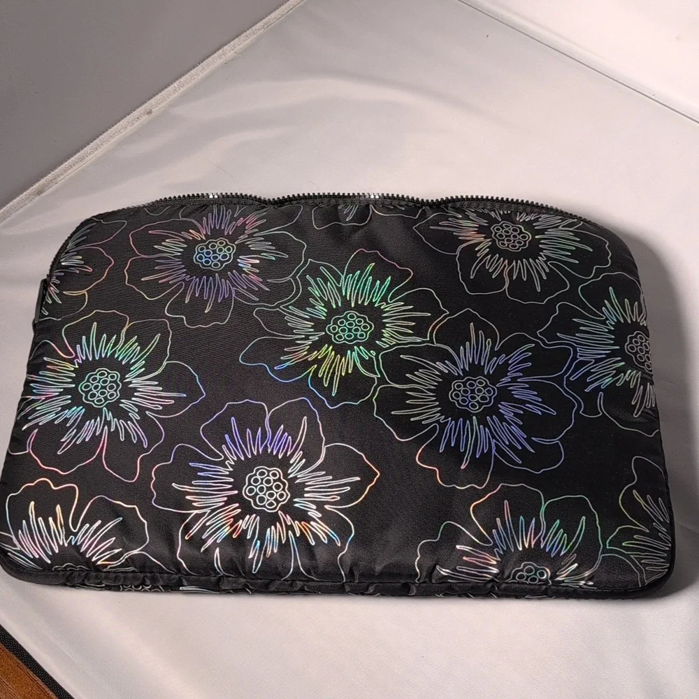 Kate Spade New York Puffer Laptop Sleeve 16 Inch - Hollyhock Iridescent Black